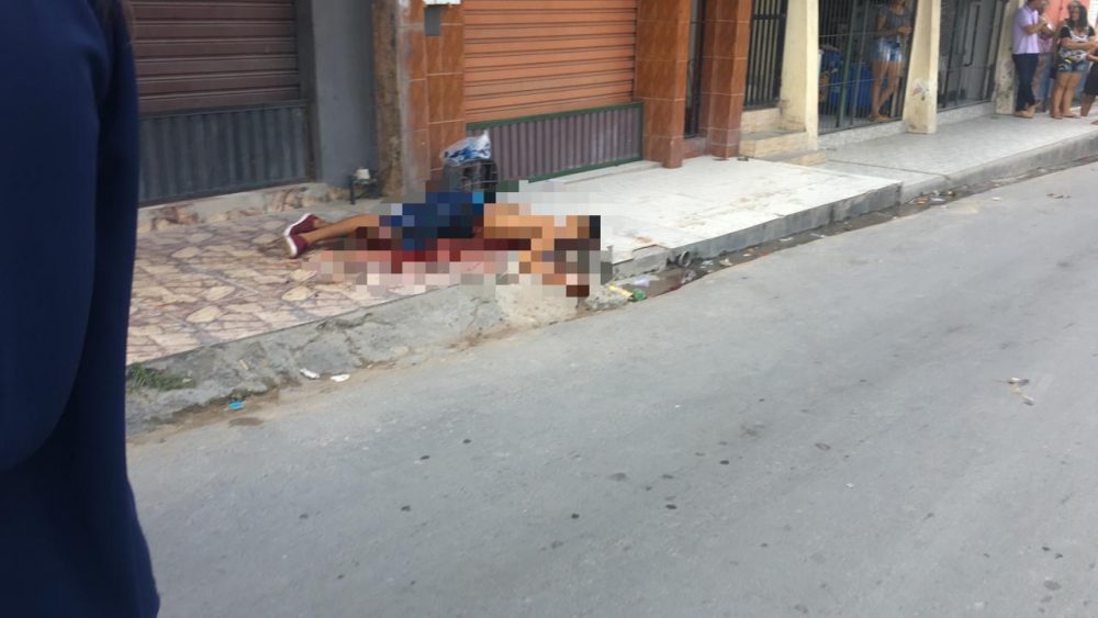 Após bebedeira, homem é perseguido e morto a facadas em meio de rua no Mutirão Após bebedeira, homem é perseguido e morto a facadas em meio de rua no Mutirão