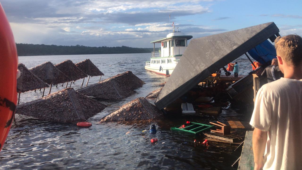 Parte de flutuante afunda no rio Negro após forte banzeiro. Veja vídeos Parte de flutuante afunda no rio Negro após forte banzeiro. Veja vídeos
