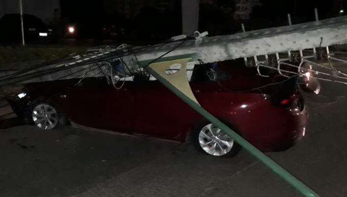 Carro desgovernado colide e derruba poste na Ponta Negra Carro desgovernado colide e derruba poste na Ponta Negra