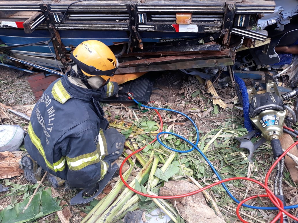 Bombeiros levam 4h para retirar corpo de motorista esmagado por caminhão na BR. Veja fotos Bombeiros levam 4h para retirar corpo de motorista esmagado por caminhão na BR. Veja fotos