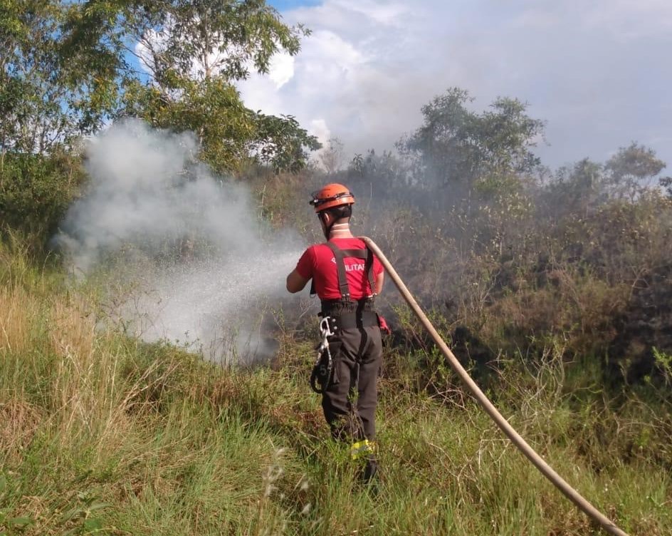Incêndio atinge vegetação alta e de difícil acesso no KM 107 da BR-174