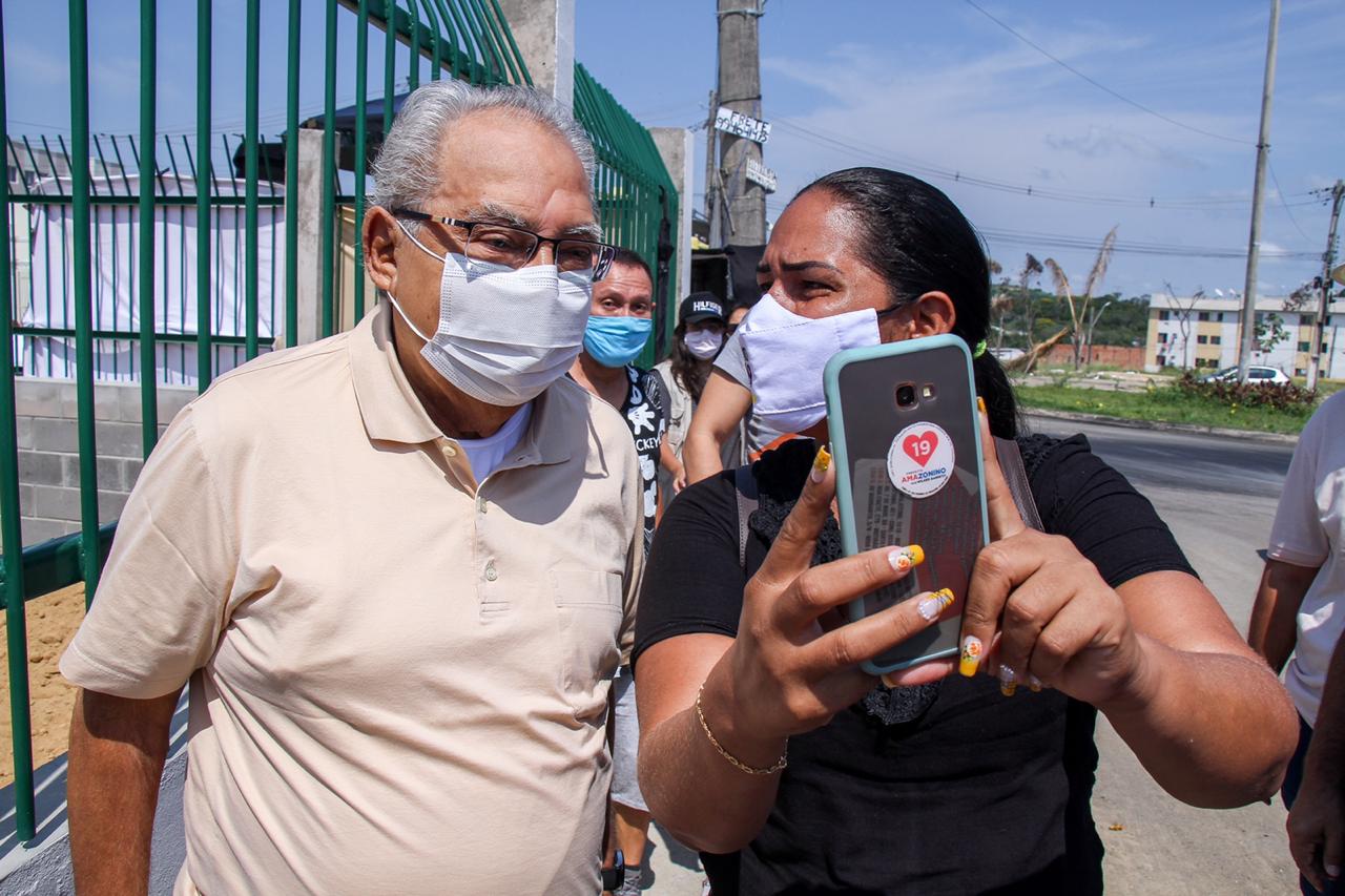 Amazonino grava programa eleitoral no Viver Melhor e participa de bandeiradas Amazonino grava programa eleitoral no Viver Melhor e participa de bandeiradas