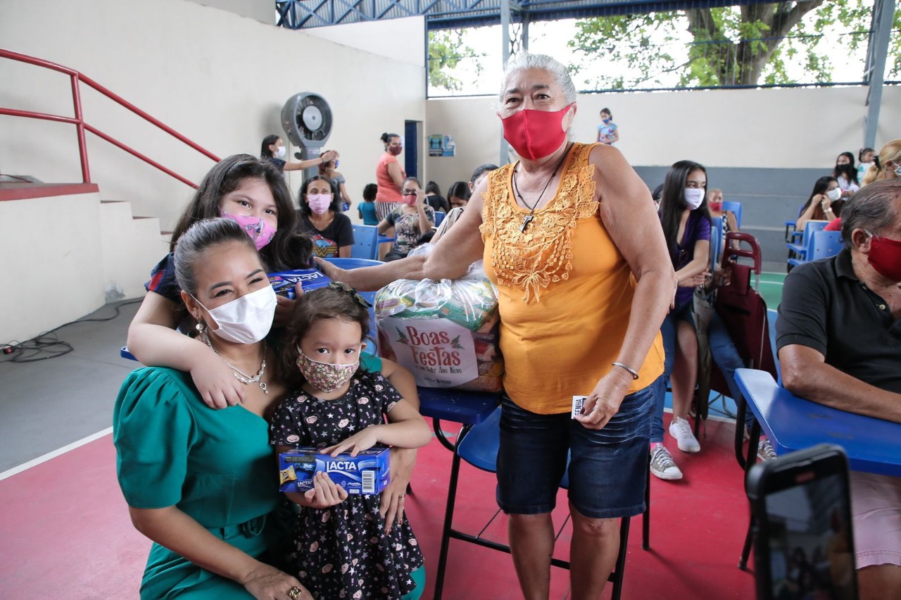 Natal Solid&aacute;rio: Governo entrega cestas b&aacute;sicas para moradores no Ouro Verde  - Portal do Marcos Santos