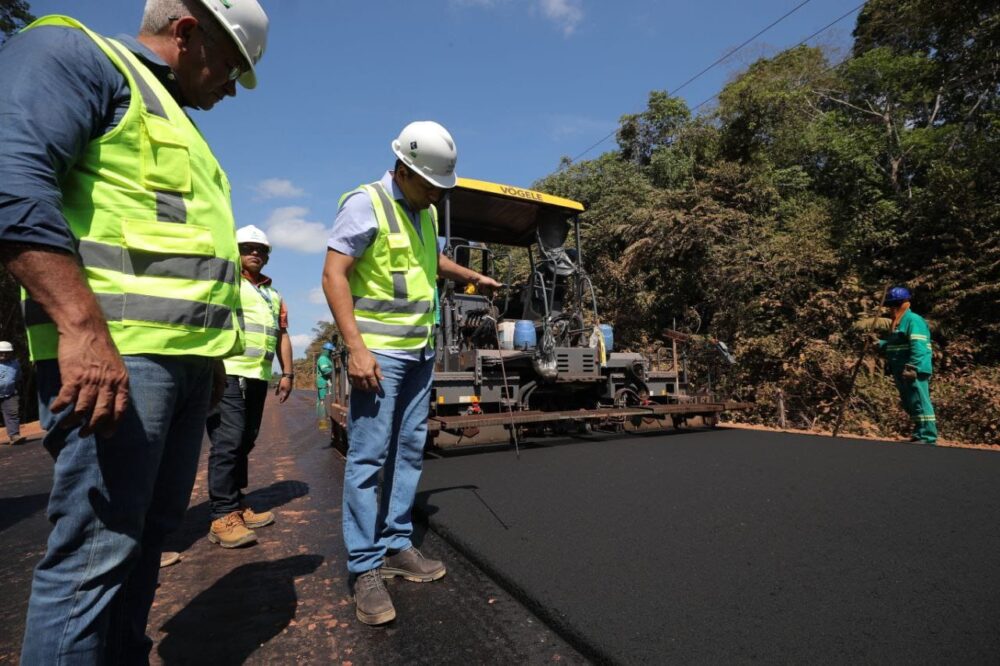 Governador vistoria pavimentação da AM-010, que passa a ter oito frentes de  obras – Portal do Marcos Santos - Portal do Marcos Santos