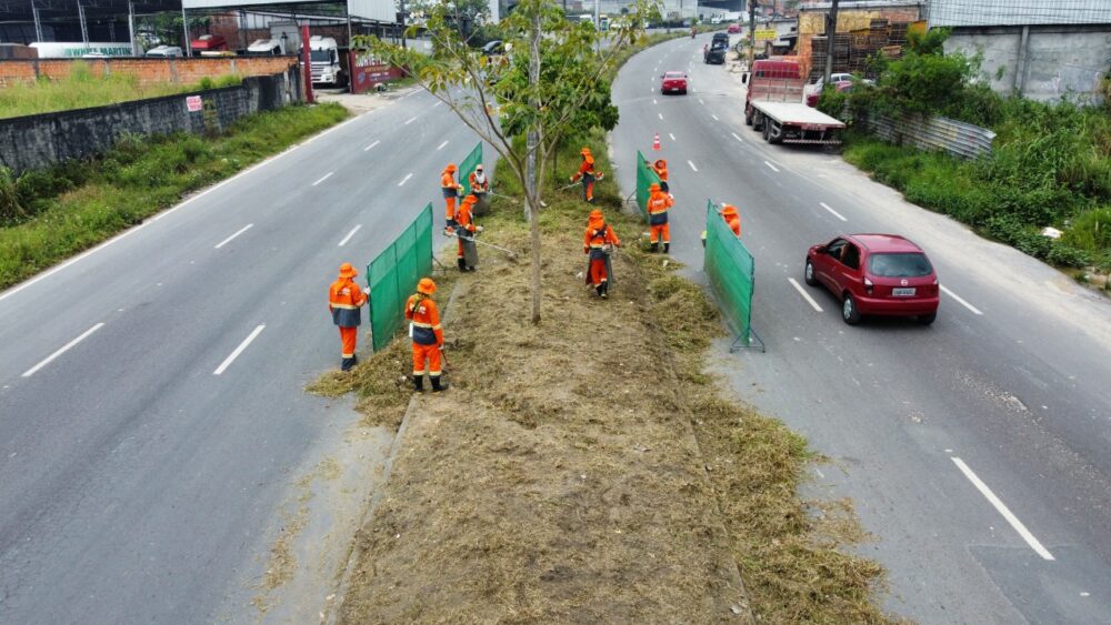 Grande ação de limpeza é realizada pela Prefeitura na avenida Margarita - Portal do Marcos Santos