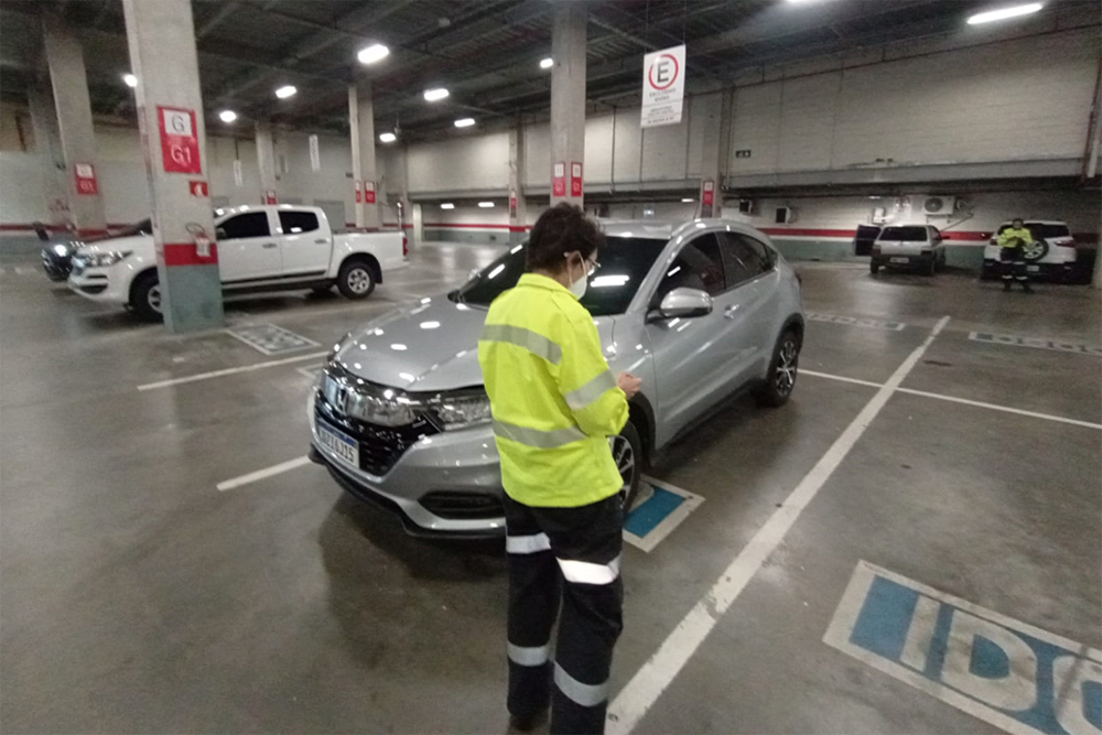 IMMU autua condutores de veículos que usam estacionamentos irregularmente - Portal do Marcos Santos