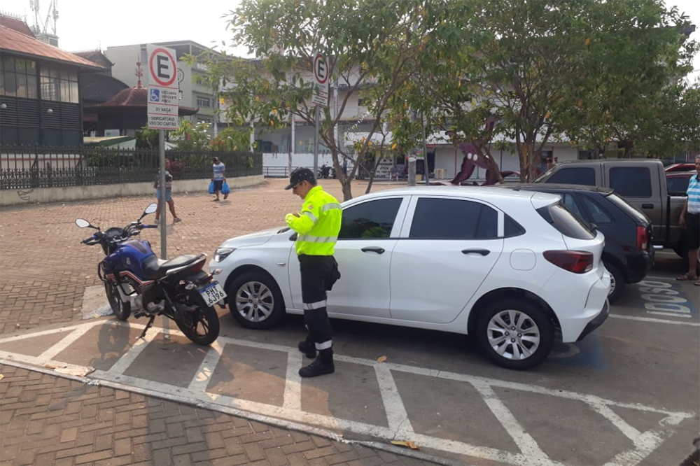 IMMU autua condutores de veículos que usam estacionamentos irregularmente - Portal do Marcos Santos