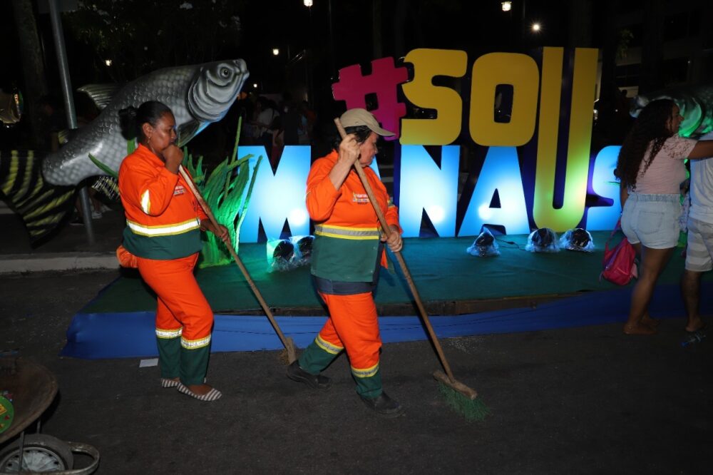 Mais de 200 garis atuam na limpeza da primeira noite do Passo a Paço 2022 - Portal do Marcos Santos