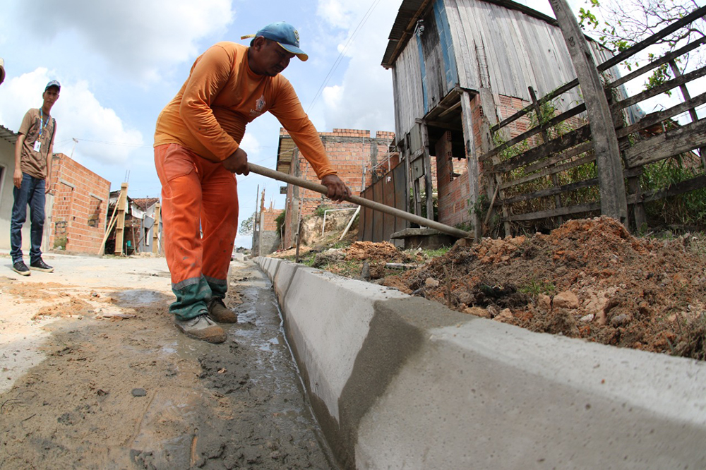 Prefeitura trabalha na implantação de 300 metros de meio-fio e sarjeta no bairro Nova Vitória - Portal do Marcos Santos