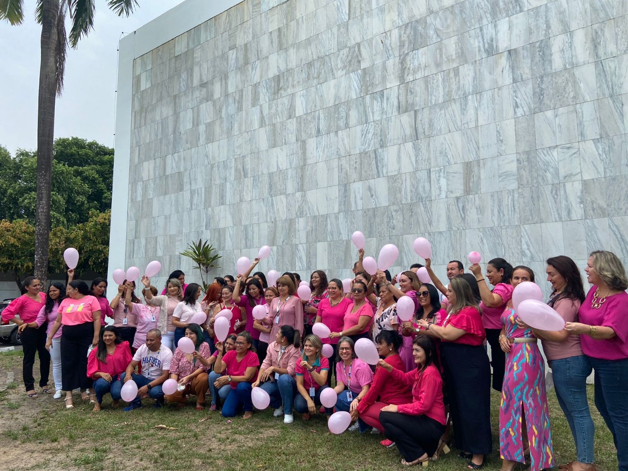 Mulheres da prefeitura mostram empatia no 'Outubro Rosa' e chamam aten&ccedil;&atilde;o  para cuidado com a sa&uacute;de - Portal do Marcos Santos