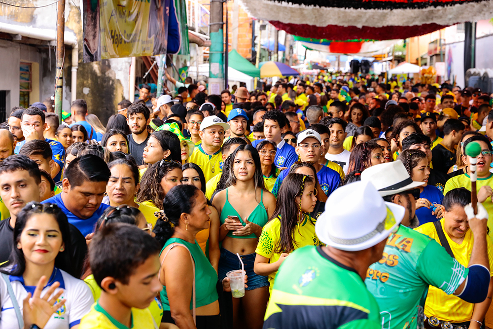 Rua da Copa' no Morro da Liberdade re&uacute;ne p&uacute;blico de 10 mil pessoas para  assistir ao 3&ordm; jogo do Brasil no Catar - Portal do Marcos Santos