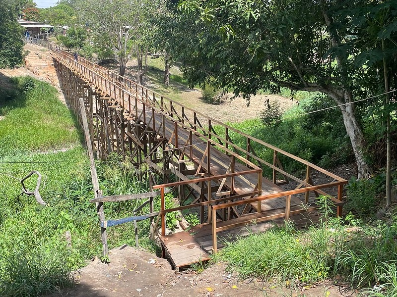 Prefeitura constr&oacute;i ponte de madeira para levar acessibilidade a moradores  da Col&ocirc;nia Ant&ocirc;nio Aleixo - Portal do Marcos Santos