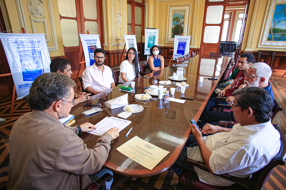 David Almeida regulamenta a nova lei dos Prêmios Literários Cidade de Manaus para 2023 - Portal do Marcos Santos