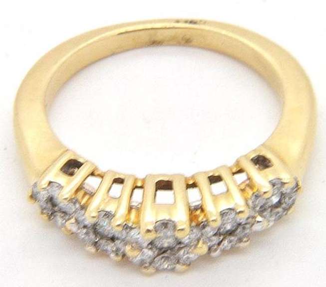 LADIES 14KT YELLOW GOLD DIAMOND RING.