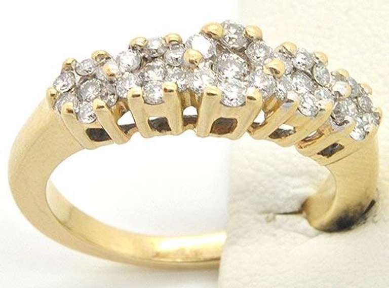 LADIES 14KT YELLOW GOLD DIAMOND RING.