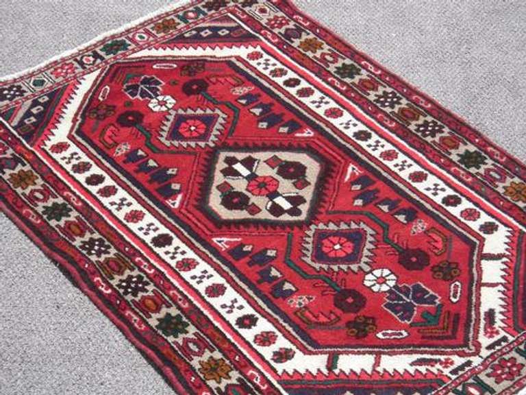HIGHLY DETAILED HAND WOVEN PERSIAN HAMADAN