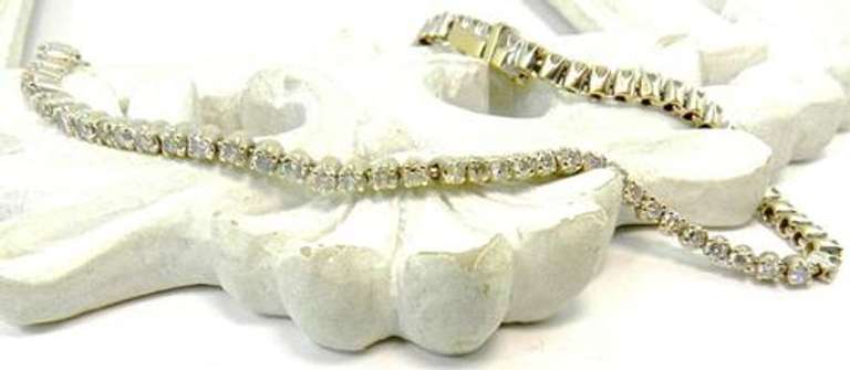 Feminine Straight Line Diamond Bracelet