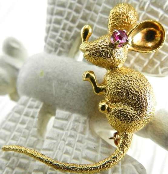 Adorable Mouse Brooch, 18K