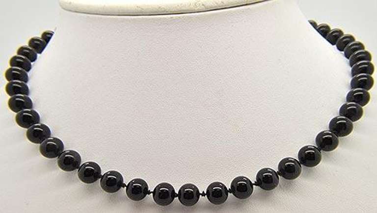 Elegant Classic Ladies Onyx Necklace, 14kt Clasp