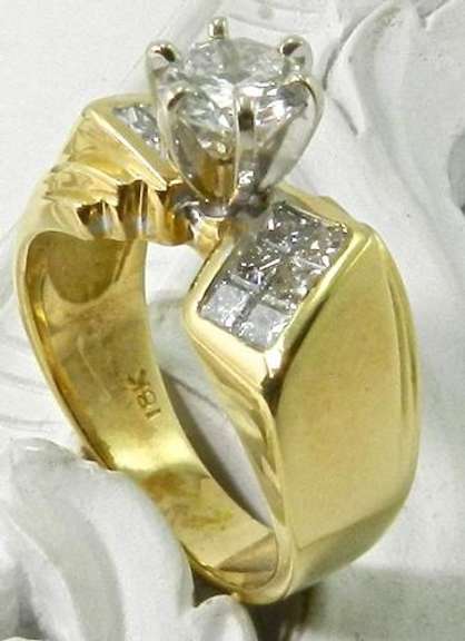 SPARKLING 18KT GOLD DIAMOND ENGAGEMENT RING