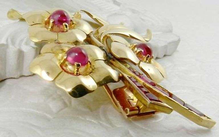 Fancy 18kt Gold Brooch Filled With Rubies