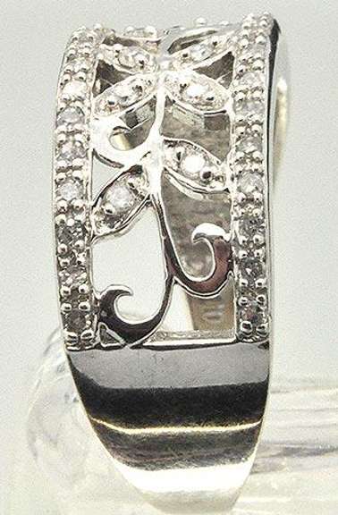 Elegant Floral Design Diamond Ring