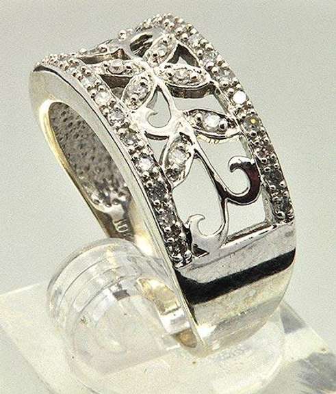 Elegant Floral Design Diamond Ring