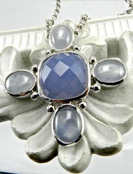 Cross Design 18kt Gold Necklace With Chalcedony Stones