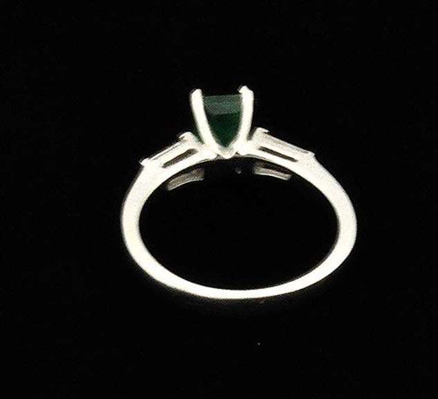Elegant Ladies Emerald & Diamond Ring, 18k