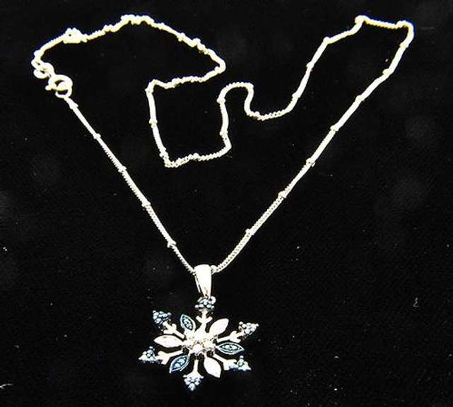 Snowflake pendant in 14k white gold