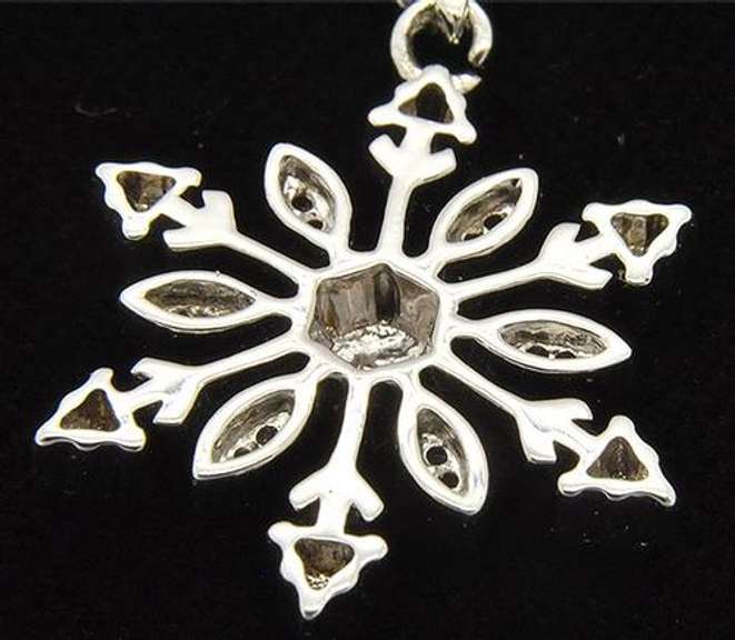 Snowflake pendant in 14k white gold