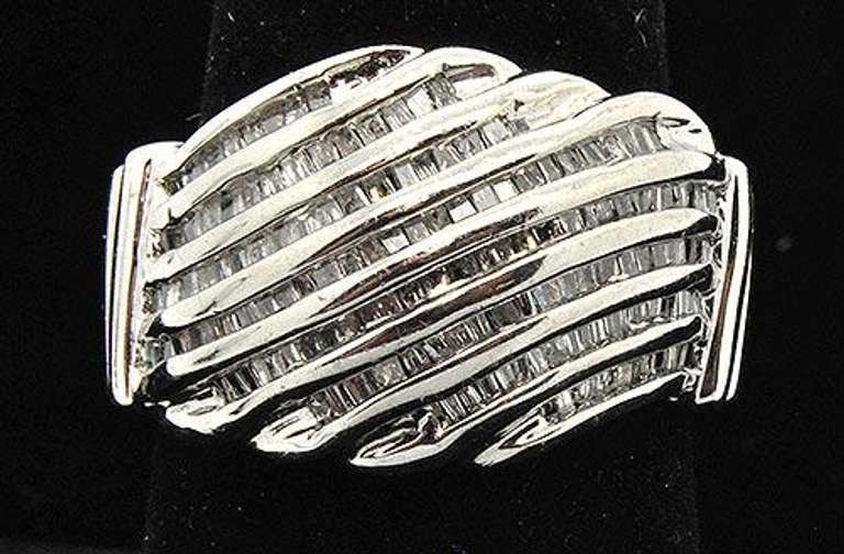 LADIES 10 KT WHITE GOLD DIAMOND RING.