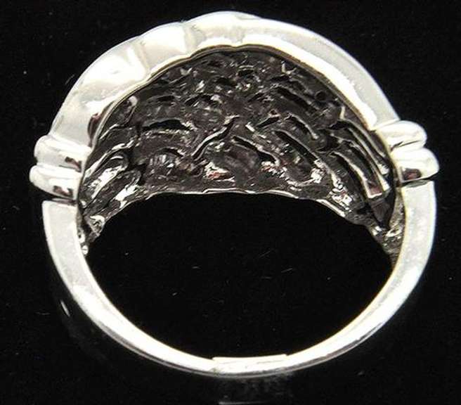 LADIES 10 KT WHITE GOLD DIAMOND RING.