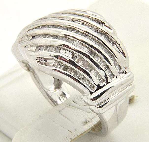LADIES 10 KT WHITE GOLD DIAMOND RING.