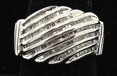 LADIES 10 KT WHITE GOLD DIAMOND RING.