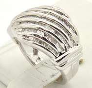 LADIES 10 KT WHITE GOLD DIAMOND RING.