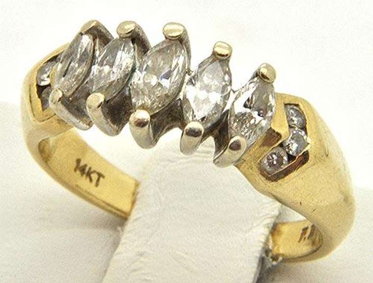 LADIES 14 KT YELLOW GOLD MARQUISE DIAMOND RING.