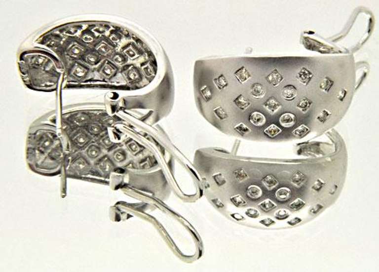 LADIES 14 KT WHITE GOLD DIAMOND EARRINGS.