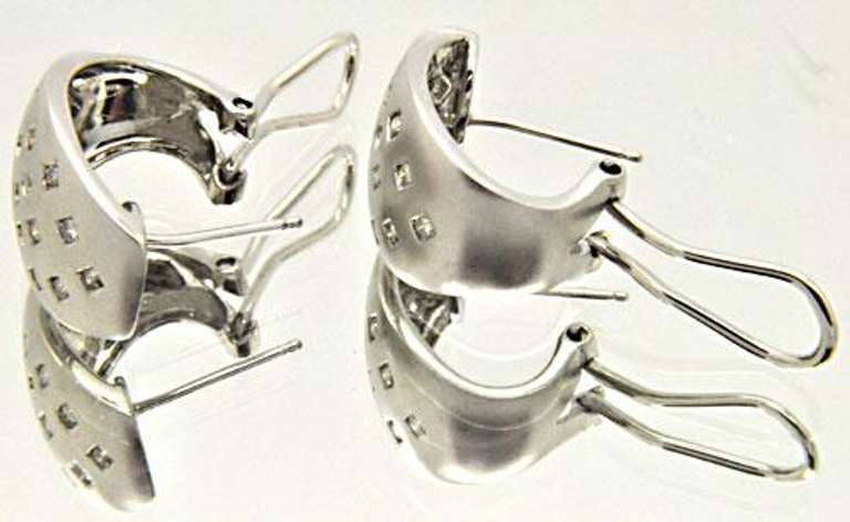 LADIES 14 KT WHITE GOLD DIAMOND EARRINGS.