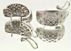 LADIES 14 KT WHITE GOLD DIAMOND EARRINGS.