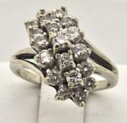LADIES 14 KT WHITE GOLD COCKTAIL DIAMOND RING.