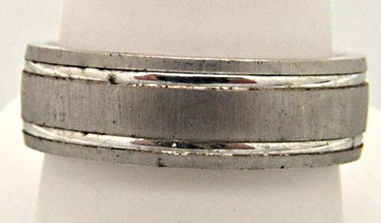 MEN'S 14 KT WHITE GOLD BAND.