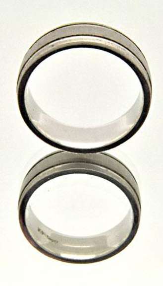 MEN'S 14 KT WHITE GOLD BAND.