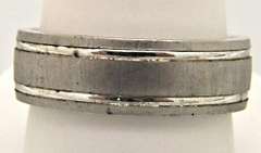 MEN'S 14 KT WHITE GOLD BAND.