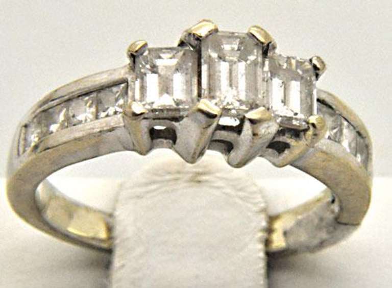LADIES 14 KT WHITE GOLD DIAMOND RING/BAND