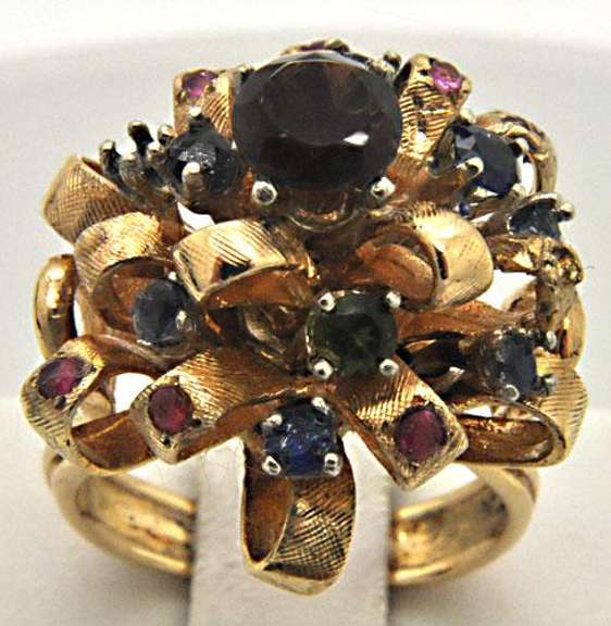 LADIES 14 KT YELLOW GOLD GEM STONE RING.