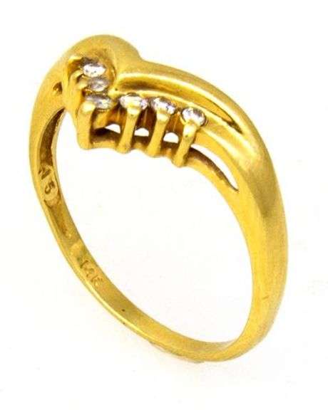 Diamond V-Ring in Gold, Size 5.5