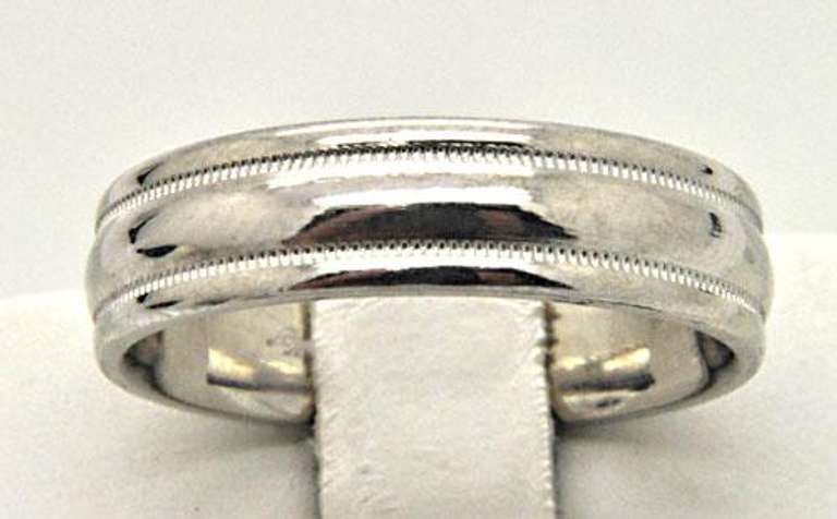 SCOTT KAY PLATINUM BAND WITN BEVELED EDGE DESIGN.