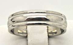 SCOTT KAY PLATINUM BAND WITN BEVELED EDGE DESIGN.