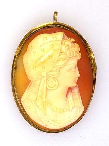 Vintage Carnelian Cameo Broach/Pendant in Gold